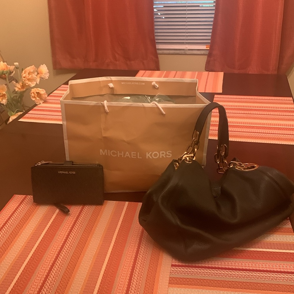 Pre-Owned Michael Kors Medium Hobo Bag and Michael Kors wristlet wallet. Black.